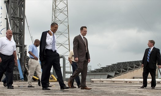 Musk cùng Tổng thống Barack Obama tại bãi phóng Falcon 9 năm 2010. Nguồn: NASA