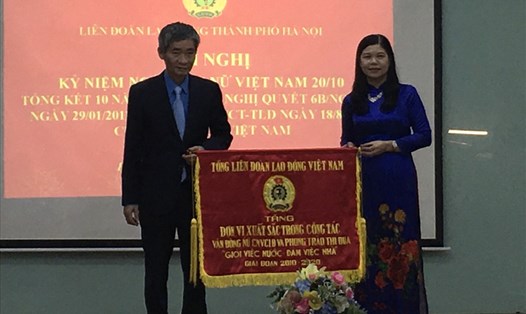 Phó chủ tịch Trần Văn Thuật trao tặng Tổng LĐLĐVN tặng Cờ thi đua cho Liên đoàn Lao động Thành phố Hà Nội. Ảnh: Hải Anh