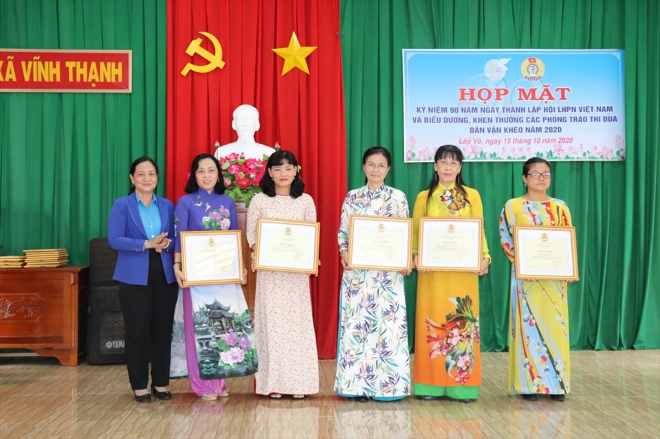 Bà Nguyễn Thị Thu Ba, Phó Chủ tịch LĐLĐ tỉnh Đồng Tháp tặng Bằng khen cho các tập thể cá nhân trong 10 năm thực hiện Nghị quyết 6b/NQ-BCH và Chỉ thị 03/CT-TLĐ của Tổng LĐLĐVN. Ảnh: Lưu Hùng