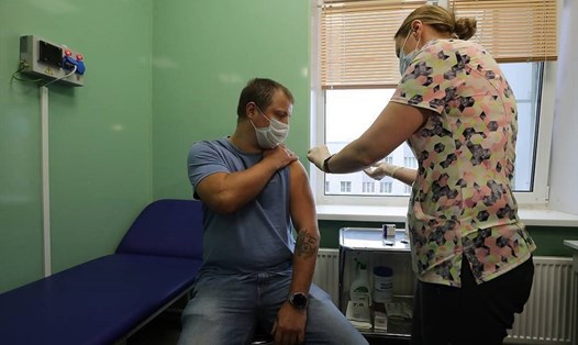 Vaccine COVID-19 của Nga có thể sẽ được đăng kí trong vòng một tháng. Ảnh: TASS