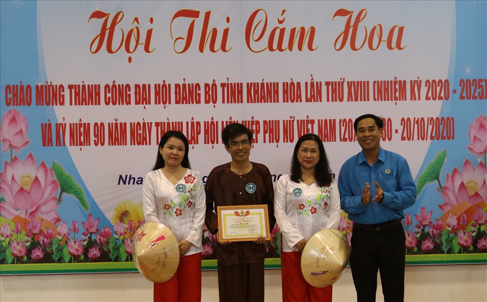 Ông Nguyễn Thanh Phong, chủ tịch Công đoàn Viên chức tỉnh Khánh Hòa trao giải nhất  hội thi cắm hoa cho đội thi đến từ CĐCS Báo Khánh Hòa.