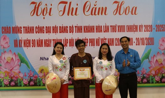 Ông Nguyễn Thanh Phong, chủ tịch Công đoàn Viên chức tỉnh Khánh Hòa trao giải nhất  hội thi cắm hoa cho đội thi đến từ CĐCS Báo Khánh Hòa.