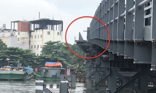 Hiện trường cầu sắt An Phú Đông bị sàn lan tông khiến nhịp cầu bị lệch khỏi trụ - Ảnh CTV