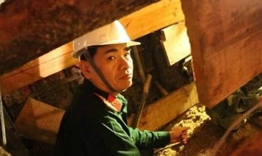 Đại tá Nguyễn Hữu Hùng, từng vào tận hầm cứu hộ khi công binh mở đường cứu 12 công nhân  trong vụ sập hầm thuỷ điện Đạ Dâng tháng 12.2014. Hôm qua, ông hy sinh trên đường vào hiện trường Rào Trăng 3. Ảnh TPO
