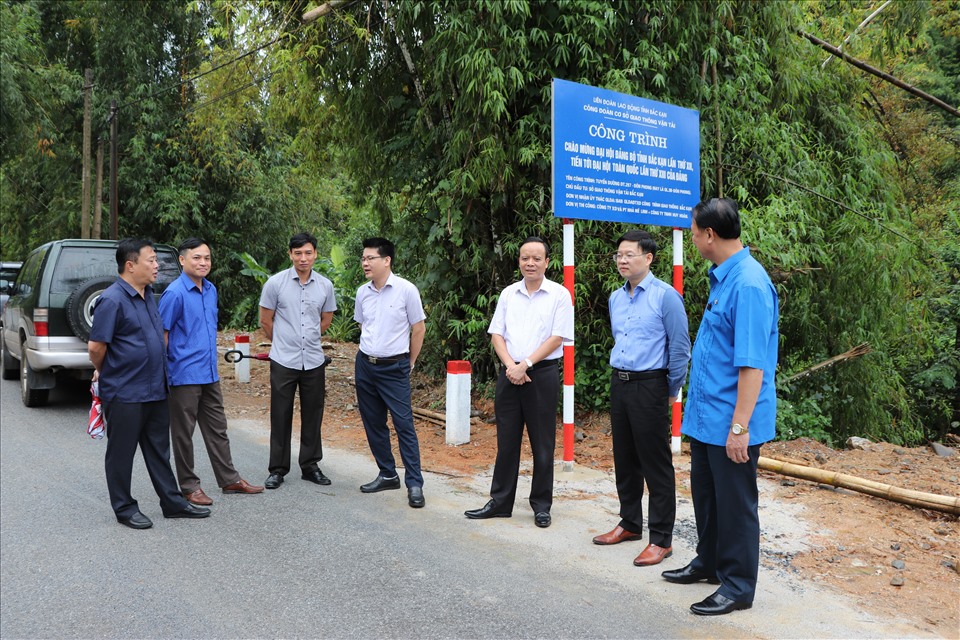 Các đại biểu thăm tuyến đường được gắn biển công trình chào mừng Đại hội Đảng. Ảnh: Ngọc Liêm.