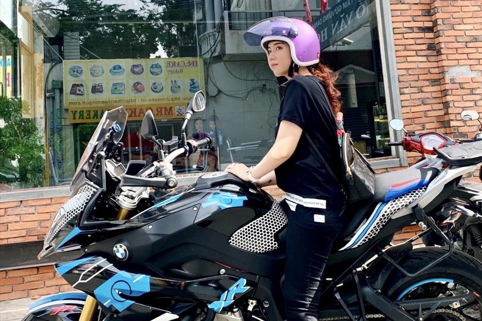 Nữ doanh nhân trẻ mê môtô phân khối lớn nhờ "lây" từ chồng Nữ doanh nhân trẻ mê môtô phân khối lớn nhờ "lây" từ chồng