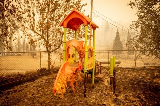 Sân chơi trẻ em trong một trường học ở quận Fresno, California bị sức nóng của cháy rừng làm hư hại, Ảnh: AFP
