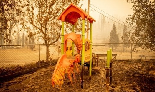 Sân chơi trẻ em trong một trường học ở quận Fresno, California bị sức nóng của cháy rừng làm hư hại, Ảnh: AFP