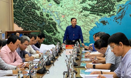Phó trưởng BCĐ Trung ương về PCTT Nguyễn Xuân Cường yêu cầu khẩn trương ứng phó với áp thấp nhiệt đới, không được lơ là. Ảnh: Vũ Long