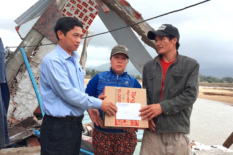 Chủ tịch LĐLĐ tỉnh Bình Định Nguyễn Mạnh Hùng trong một lần đi thăm, tặng quà gia đình CNVCLĐ bị ảnh hưởng bởi bão lụt