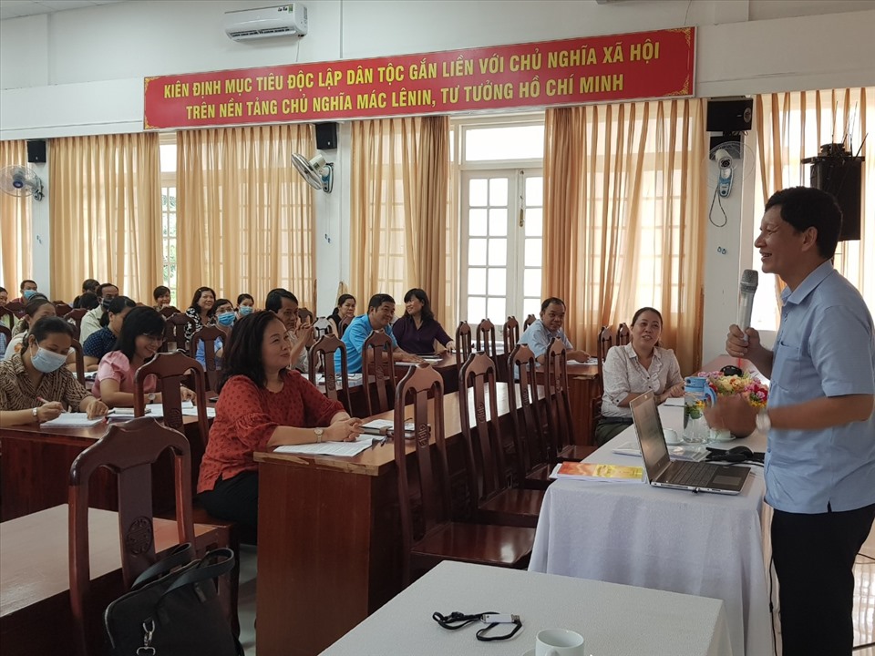 Ông Trương Hồng Sơn (người đứng), Chủ nhiệm Ủy ban Kiểm tra LĐLĐ TPHCM trao đổi với các cán bộ công đoàn tham gia lớp tập huấn. Ảnh Đức Long