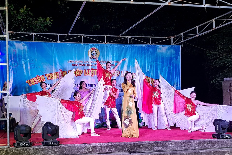Chương trình tuyên truyền và giao lưu văn nghệ được tổ chức tại khu 5 xã Thanh Đình - Việt Trì. Ảnh: Hoàng Tuấn.