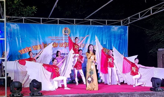 Chương trình tuyên truyền và giao lưu văn nghệ được tổ chức tại khu 5 xã Thanh Đình - Việt Trì. Ảnh: Hoàng Tuấn.