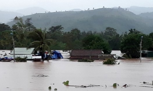 Thị trấn Lao Bảo (Hướng Hóa, Quảng Trị) có vị trí cao so với mực nước biển, nhưng nhiều nhà dân ở đây bị ngập sâu hơn 4 mét do mưa lũ. Ảnh: Hưng Thơ.