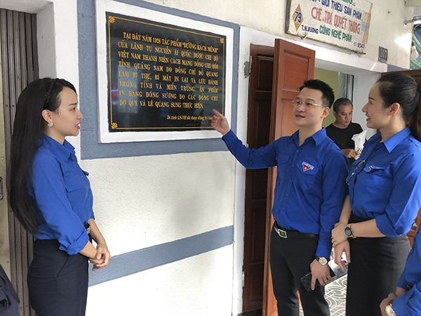 Thanh niên Đà Nẵng trùng tu di tích cổ thành phố. Ảnh: Thanh Thảo