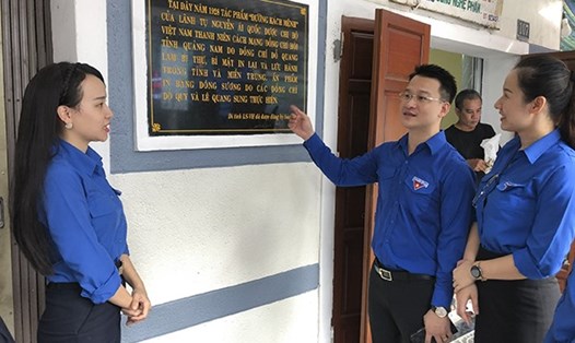 Thanh niên Đà Nẵng trùng tu di tích cổ thành phố. Ảnh: Thanh Thảo