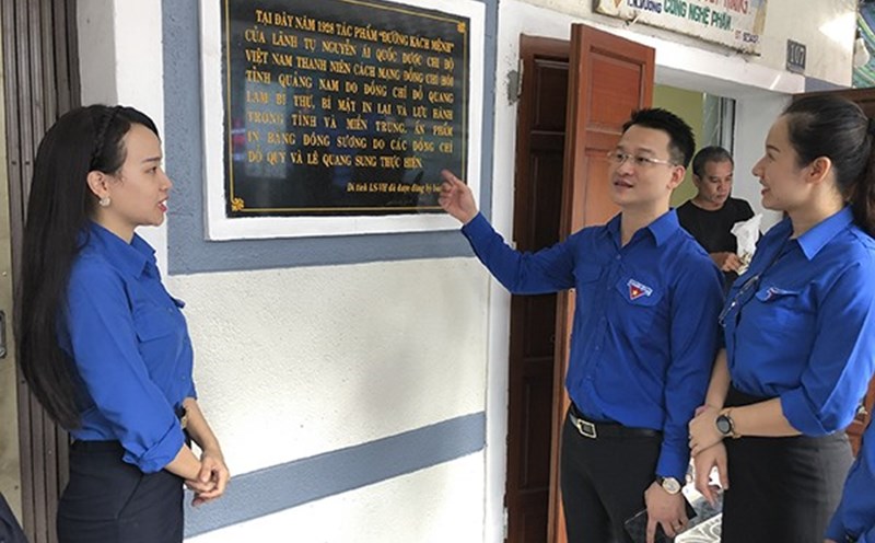 Thanh niên Đà Nẵng trùng tu di tích cổ thành phố. Ảnh: Thanh Thảo