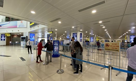 Hành khách làm thủ tục an ninh tại sân bay Nội Bài. Ảnh minh hoạ ĐT