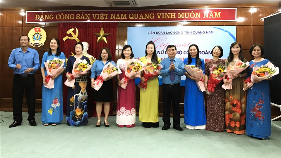 Lãnh đạo LĐLĐ tỉnh Quảng Nam tặng hoa cho các nữ cán bộ công đoàn nhân ngày thành lập Hội Liên hiệp Phụ nữ. Ảnh: Thanh Chung