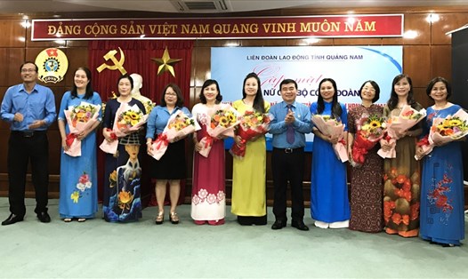 Lãnh đạo LĐLĐ tỉnh Quảng Nam tặng hoa cho các nữ cán bộ công đoàn nhân ngày thành lập Hội Liên hiệp Phụ nữ. Ảnh: Thanh Chung