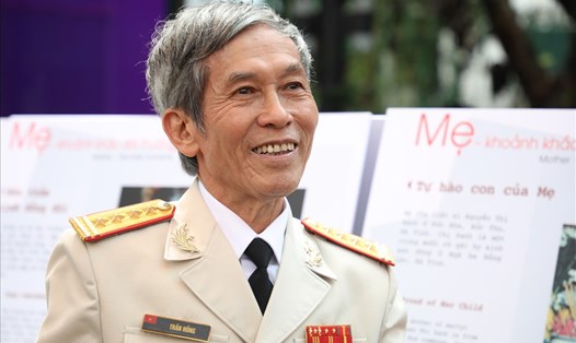 Đại tá, Nhà báo, Nghệ sĩ nhiếp ảnh Trần Hồng.