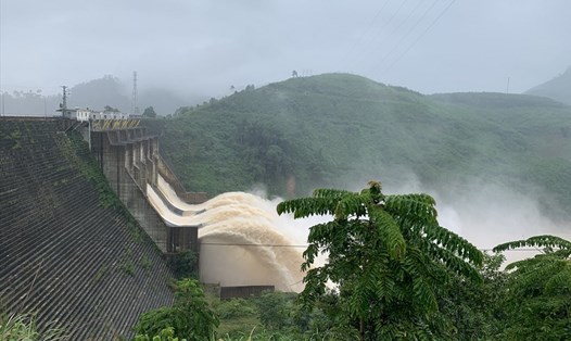 Các hồ thủy điện lớn ở Quảng Nam đồng loạt xả nước. Ảnh: Thanh Chung
