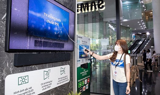 The Terrace - TV ngoài trời đầu tiên được Samsung ra mắt có khà năng kháng nước, kháng bụi.