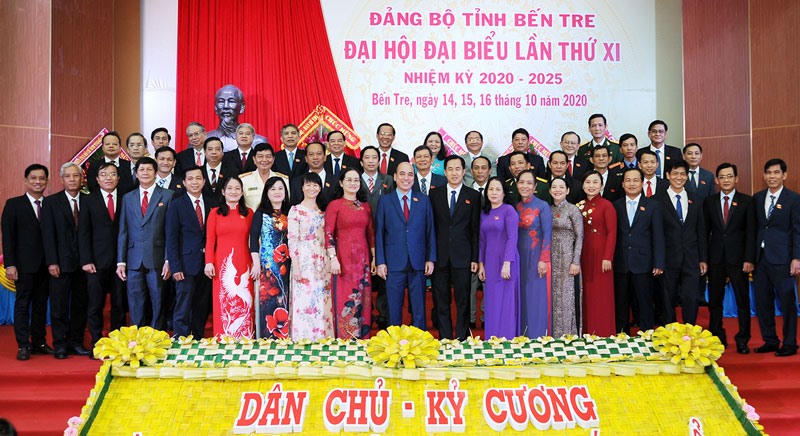 Ban Chấp hành Đảng bộ tỉnh Bến Tre khóa XI ra mắt Đại hội. Ảnh: K.Q