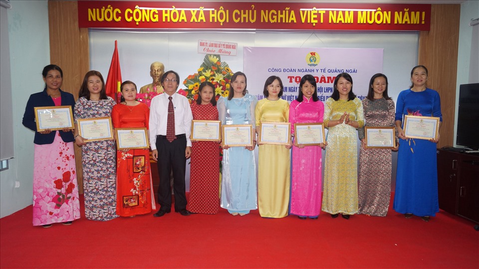Công đoàn ngành Y tế trao giấy khen cho các CNVCLĐ có thành tích tốt trong công tác phòng, chống dịch COVID -19. Ảnh: Thanh Thủy