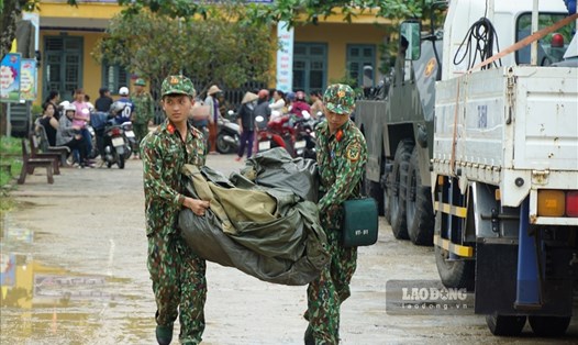 Lực lượng tìm kiếm cứu nạn tìm 13 chiến sĩ hy sinh trong khi làm nhiệm vụ. Ảnh Tùng Giang