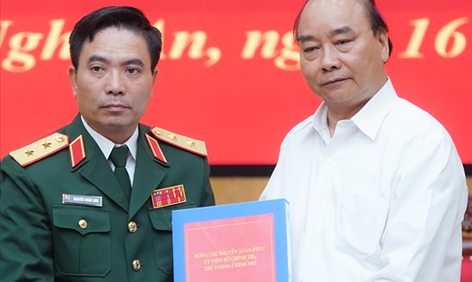Thủ tướng Nguyễn Xuân Phúc trao hỗ trợ cho các gia đình cán bộ chiến sĩ Quân khu 4 hy sinh trong vụ sạt lở thủy điện Rào Trăng 3. Ảnh: Quang Hiếu