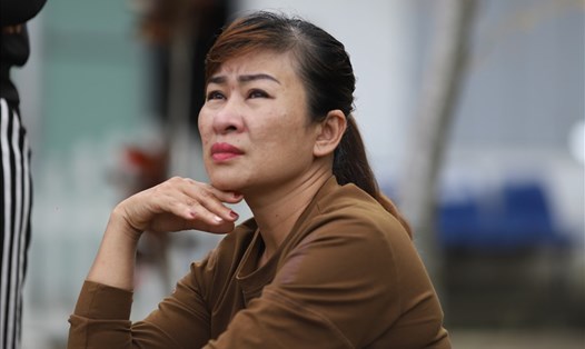 Bà Nguyễn Thị Hằng (huyện Triệu Phong, Quảng Trị) mỏi mòn đợi thông tin con trai mất tích trong vụ sạt lở thủy điện Rào Trăng 3. Ảnh: Hữu Long