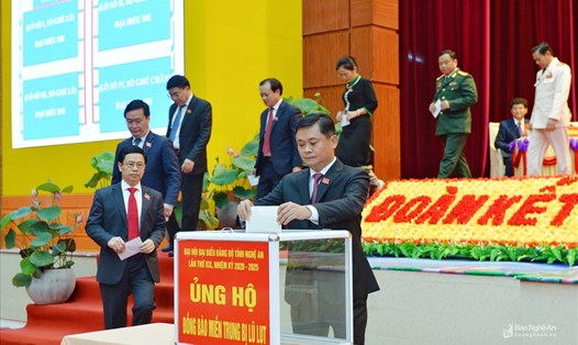Đại biểu dự Đại hội Đảng bộ tỉnh Nghệ An quyên góp ủng hộ đồng bào miền Trung. Ảnh: Phạm Bằng