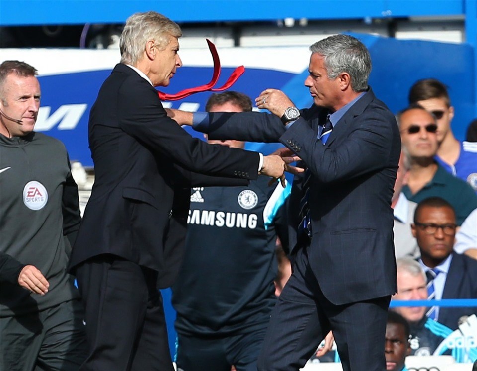 Arsene Wenger và Jose Mourinho luôn căng thẳng với nhau trong nhiều năm ở Premier League. Ảnh: The Sun
