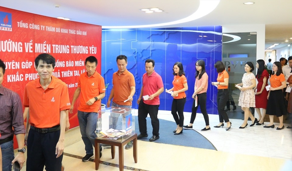Các cán bộ, nhân viên PVEP quyên góp ủng hộ đồng bào các tỉnh miền Trung. Ảnh:,CĐ DK