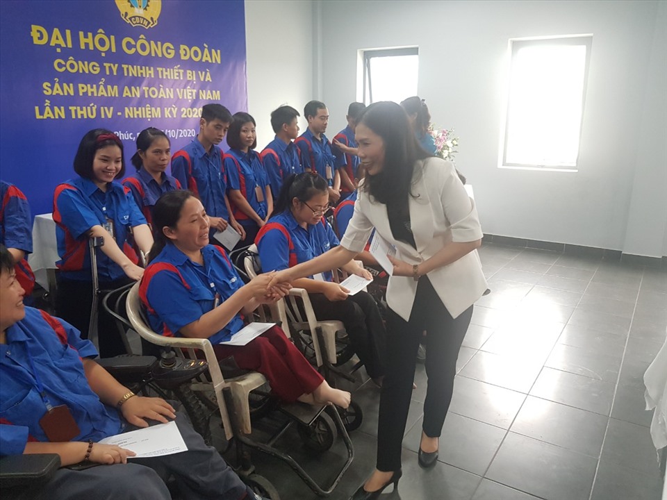 Bà Trịnh Thị Thoa- Chủ tịch Liên đoàn Lao động tỉnh Vĩnh Phúc- tặng quà cho công nhân lao động khuyết tật đang làm việc tại công ty. Ảnh: Trương Hạnh.