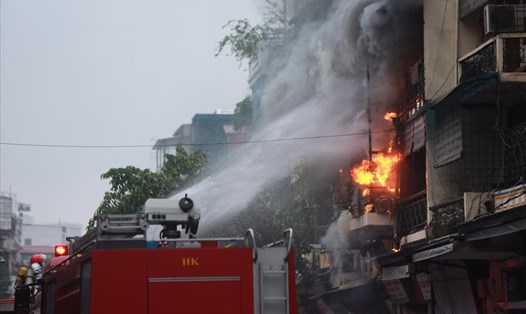 Đám cháy tại căn nhà số 47 Hàng Ngang được phát hiện vào khoảng 9h45 sáng 22.4. Ảnh: Thế Kỷ