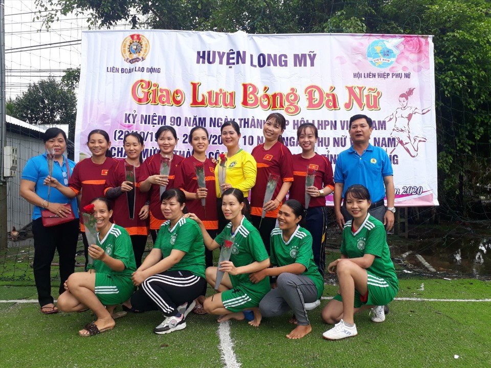 Lãnh đạo LĐLĐ huyện Long Mỹ tặng hoa cho các nữ VĐV tại giao lưu. Ảnh: Hoài Phúc