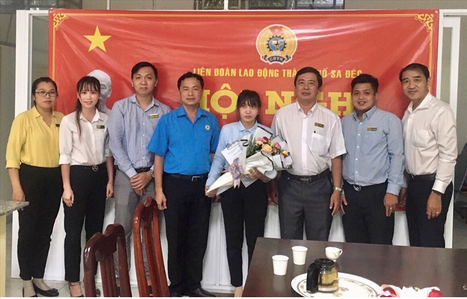 Lãnh đạo LĐLĐ thành phố Sa Đéc tặng hoa chúc mừng CĐCS. Ảnh: Q.T