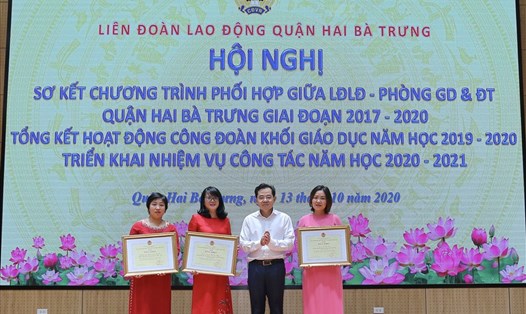 Các cán bộ, giáo viên nhận Bằng khen của Tổng Liên đoàn Lao động Việt Nam. Ảnh: CĐ HN