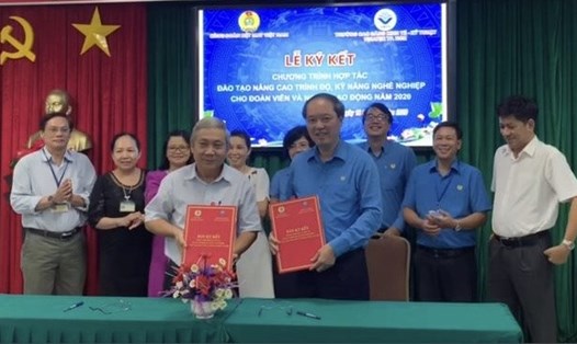 Công đoàn Dệt may Việt Nam ký kết với Trường Cao đẳng Kinh tế Kỹ thuật Vinatex Thành phố Hồ Chí Minh. Ảnh: CĐ Dệt may