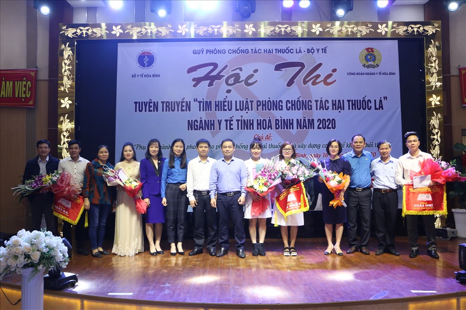 Ban giám khảo chụp ảnh lưu niệm cùng các đội về tham dự Hội thi phòng chống tác hại thuốc lá. Ảnh: Mạnh Cường.