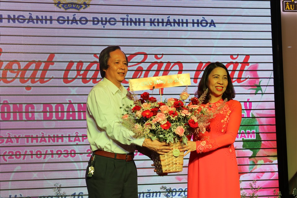 Lãnh đạo Sở Giáo dục và Đào tạo Khánh Hòa tặng hoa chúc mừng đội ngũ nữ nhà giáo, người lao động nhân kỉ niệm ngày thành lập Phụ nữ Việt Nam 20.10. Ảnh: Phương Linh