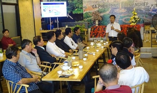 Chủ tịch UBND tỉnh Cà Mau Lê Quân (người đứng) trò chuyện thân mật với các doanh nghiệp trong buổi Cà phê kết nối doanh nghiệp sảng 17.10 (ảnh Nhật Hồ)