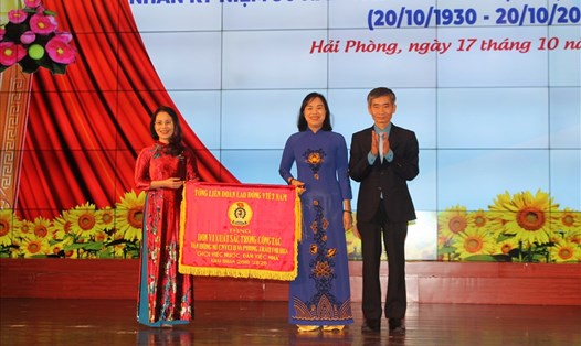 Liên đoàn Lao động TP.Hải Phòng nhận cờ thi đua của Tổng LĐLĐ Việt Nam bởi thành tích xuất sắc trong triển khai thực hiện Nghị quyết 6b/NQ-TLĐ. Ảnh MD
