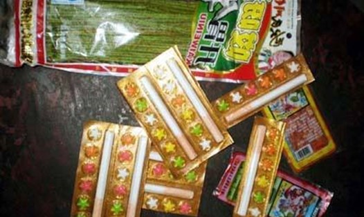 Xuất hiện loại kẹo thuốc lá có hình dáng bao bì giống như thuốc lá thật. Ảnh: Công an cung cấp