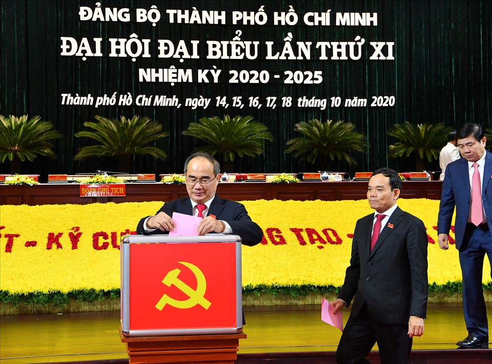 Các đại biểu bỏ phiếu bầu Ban chấp hành Đảng bộ TPHCM trưa ngày 17.10.   Ảnh: Trung tâm báo chí đại hội