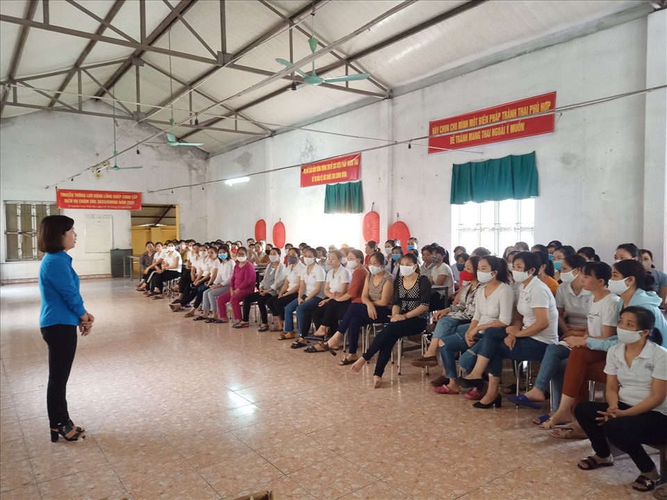 Cán bộ LĐLĐ thành phố Hải Dương tư vấn sức khoẻ sinh sản cho nữ công nhân. Ảnh: Diệu Thuý