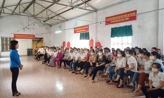 Cán bộ LĐLĐ thành phố Hải Dương tư vấn sức khoẻ sinh sản cho nữ công nhân. Ảnh: Diệu Thuý