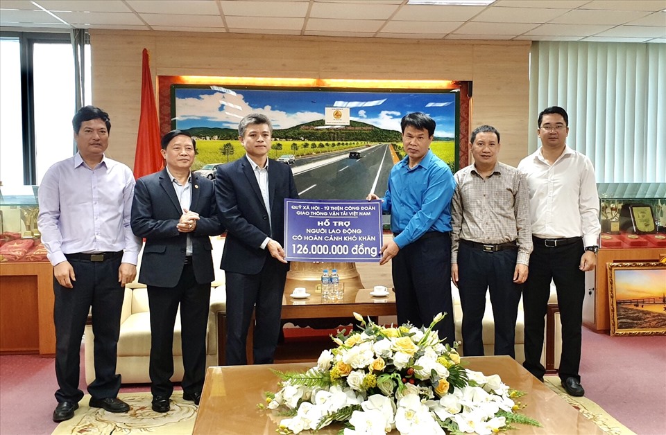 Chủ tịch Công đoàn Giao thông Vận tải Việt Nam Đỗ Nga Việt (thứ ba từ phải sang) trao hỗ trợ cho người lao động khó khăn thuộc Công đoàn Tập đoàn Cienco4. Ảnh: Quốc Thế